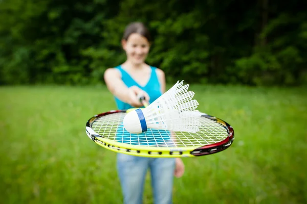 Pěkná, mladá žena, hrát badminton v městském parku — Stock fotografie