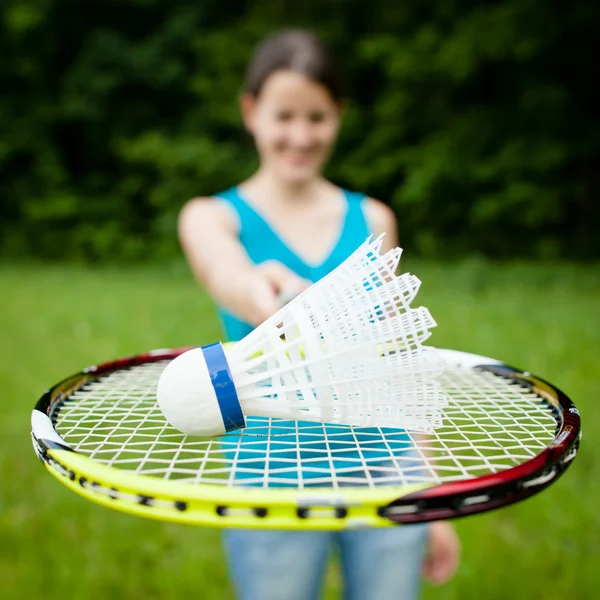 Bella, giovane donna che gioca a badminton in un parco cittadino — Foto Stock