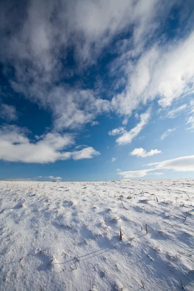 Besneeuwde berglandschap met diepblauwe lucht — Stockfoto