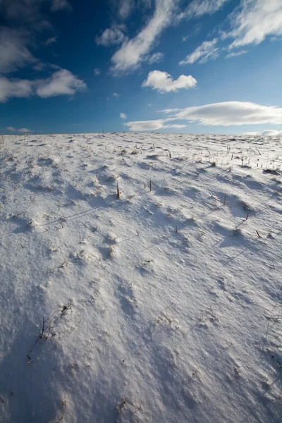 Snötäckta bergslandskap med djupa blå himmel — Stockfoto
