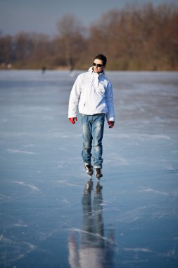 yakışıklı genç buz açık havada bir gölet üzerinde