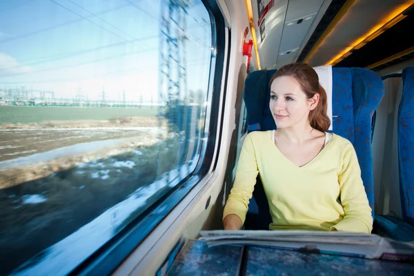 Jeune femme voyageant en train — Photo