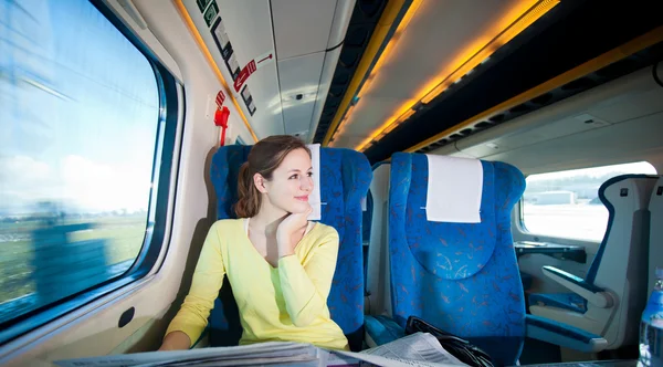 Молода жінка подорожує поїздом — стокове фото