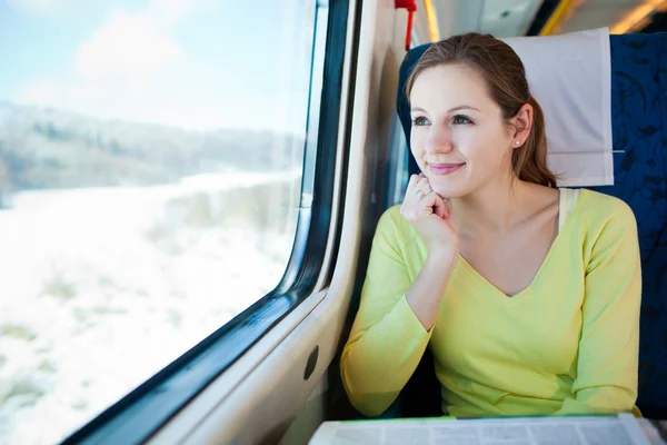 Jeune femme voyageant en train — Photo