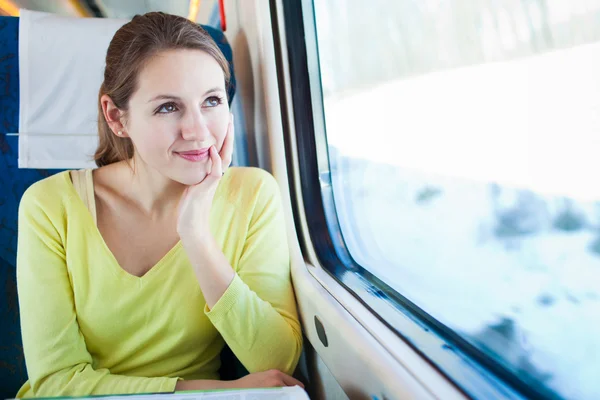 Молодая женщина путешествует на поезде — стоковое фото