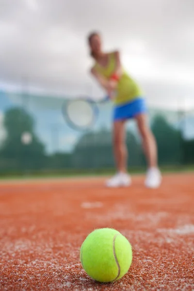 Досить, молода тенісистка на тенісному корті — стокове фото