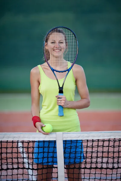 Guapa, joven jugadora de tenis en la cancha de tenis —  Fotos de Stock