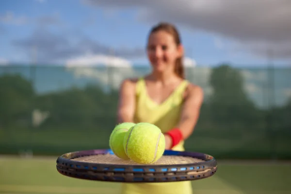 Krásná, mladá tenistka na tenisový kurt — Stock fotografie