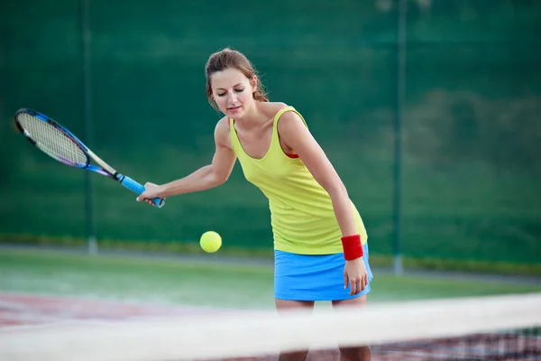 Guapa, joven jugadora de tenis en la cancha de tenis — Foto de Stock