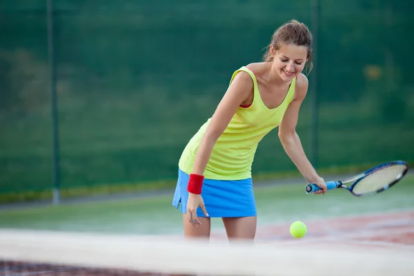 Ładna, młoda kobieta tenisista na korcie tenisowym — Zdjęcie stockowe