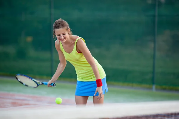 Ładna, młoda kobieta tenisista na korcie tenisowym — Zdjęcie stockowe