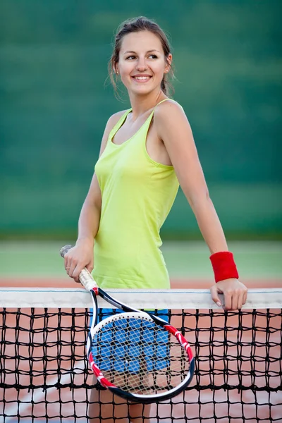 Красивая, молодая теннисистка на теннисном корте — стоковое фото
