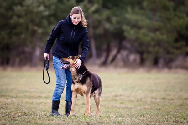 Майстер і її слухняний собака — стокове фото