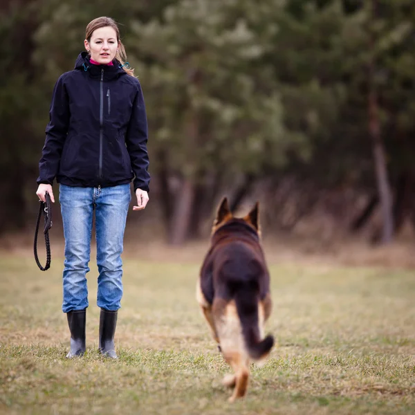 Mestre e seu cão obediente — Fotografia de Stock
