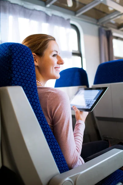 젊은 여 자가 기차에 그녀의 태블릿을 사용 하 여 — 스톡 사진