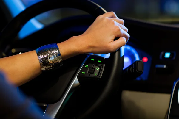 Vrouw zijn moderne auto 's nachts rijden in een stad — Stockfoto