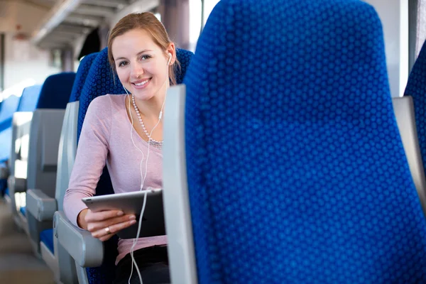 Jovem mulher usando seu tablet no trem — Fotografia de Stock