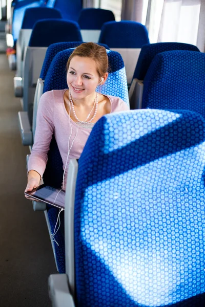 Giovane donna che utilizza il suo tablet in treno — Foto Stock