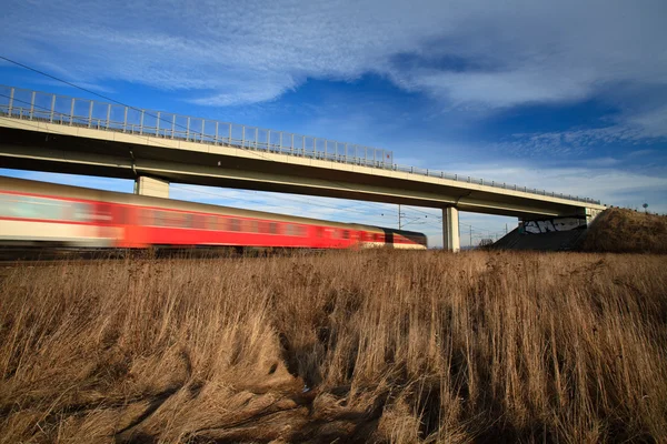 Güzel yaz günlerinde bir köprünün altından geçen hızlı tren — Stok fotoğraf