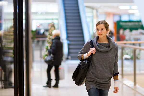 Mujer joven mirando los escaparates — Foto de Stock