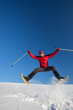 genç adam açık havada snowshoeing yaparken eğlenmek