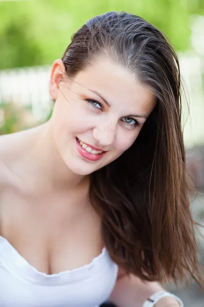 Close-up portret van een aantrekkelijke jonge vrouw buitenshuis — Stockfoto