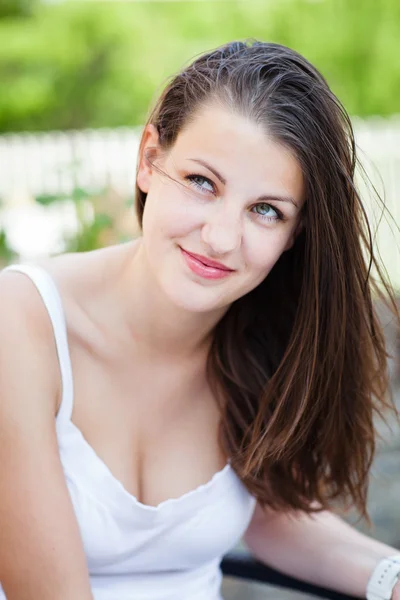 Close-up retrato de uma jovem atraente ao ar livre — Fotografia de Stock