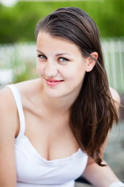 Nahaufnahme Porträt einer attraktiven jungen Frau im Freien — Stockfoto