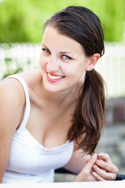 Närbild porträtt av en attraktiv ung kvinna utomhus — Stockfoto