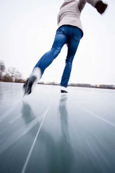 Młoda kobieta na łyżwach na świeżym powietrzu na stawie — Zdjęcie stockowe