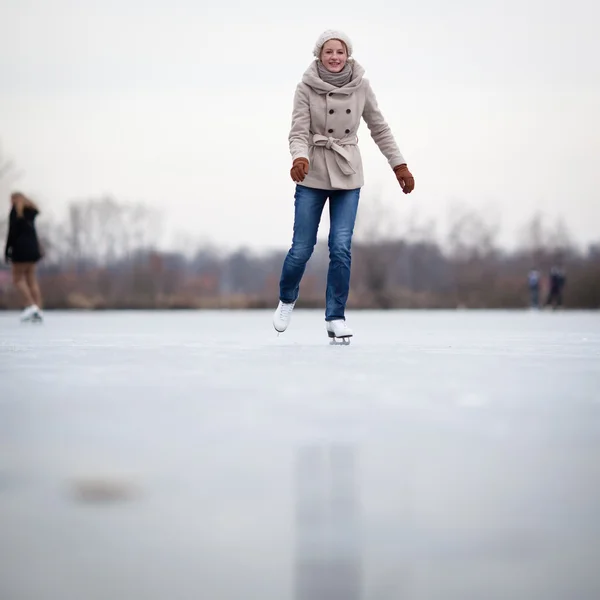 Fiatal nő korcsolyázás szabadban egy tavon — Stock Fotó