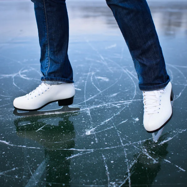 Young woman ice skating outdoors on a pond on a freezing winter — Stock Photo, Image