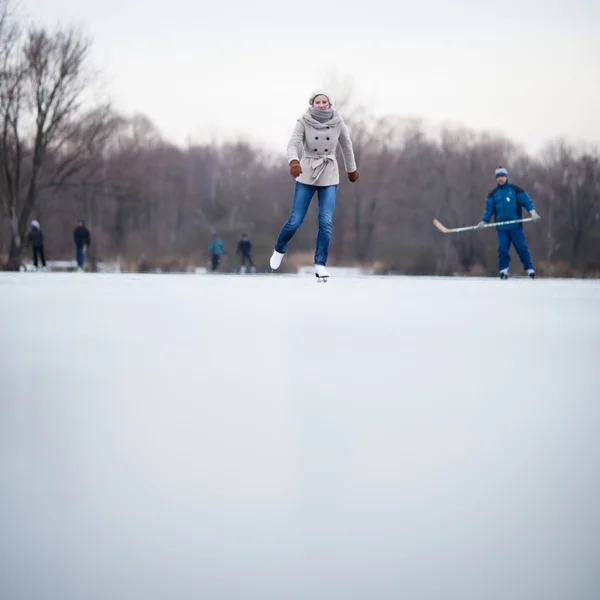 Genç bir kadın gölette buz pateni yapıyor. — Stok fotoğraf