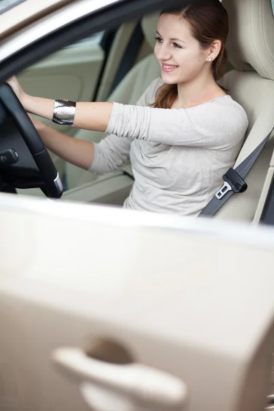 Mulher bonita dirigindo seu carro novo — Fotografia de Stock