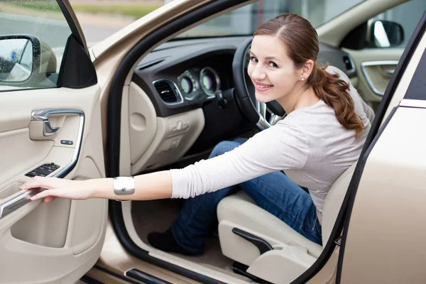 Bella giovane donna alla guida della sua nuova auto — Foto Stock