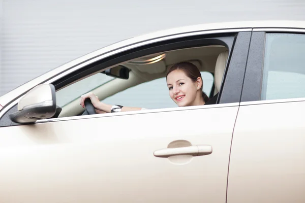 Mulher bonita dirigindo seu carro novo — Fotografia de Stock