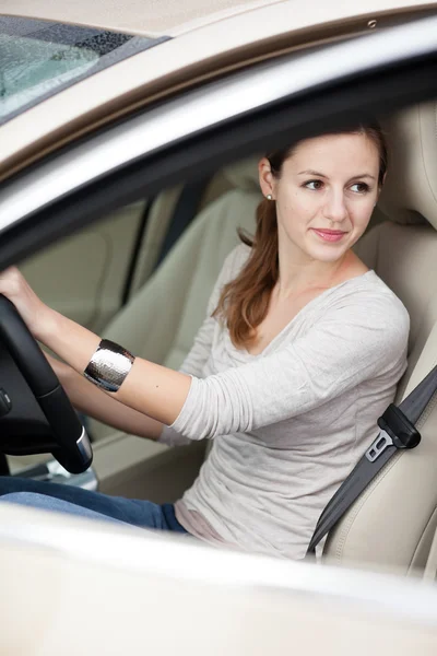 Mooie jonge vrouw haar nieuwe auto rijden — Stockfoto