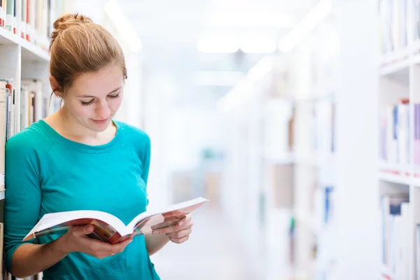 Vrouwelijke college student in een bibliotheek — Stockfoto