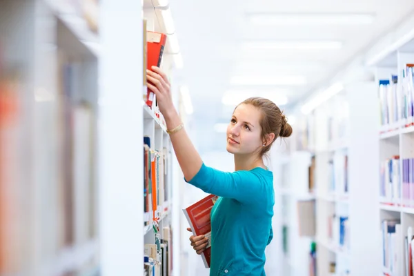 Estudante universitária em uma biblioteca — Fotografia de Stock