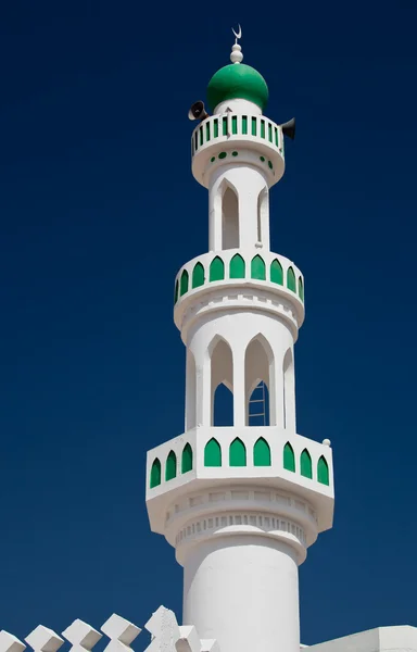 Mesquita branca com minarete contra o céu azul (Sur, Omã ) — Fotografia de Stock