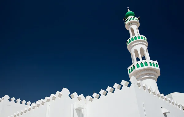 Mesquita branca com minarete contra o céu azul (Sur, Omã ) — Fotografia de Stock