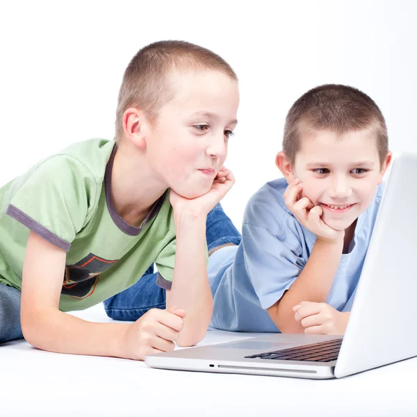 Niño usando un ordenador portátil moderno —  Fotos de Stock