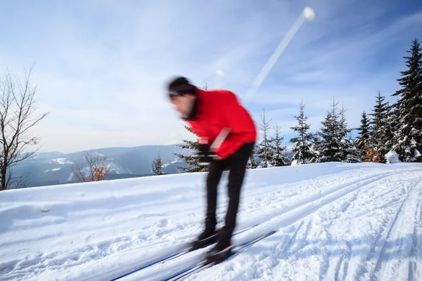 Катання на лижах: молодий чоловік катається на лижах — стокове фото