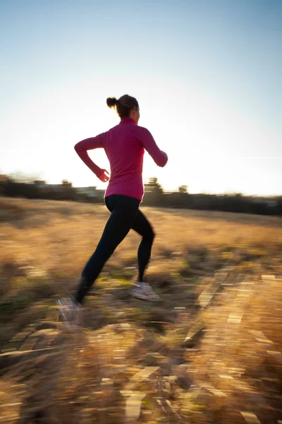 Mujer joven corriendo al aire libre en un hermoso día soleado de invierno / otoño —  Fotos de Stock