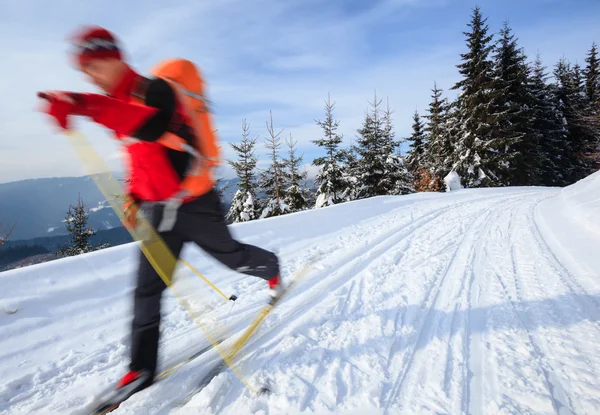 Längdskidåkning: ung man längdskidåkning — Stockfoto