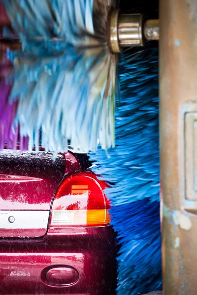 Economisch autoverhuur in een carwash — Stockfoto