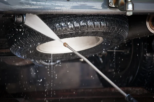 Economisch autoverhuur in een carwash — Stockfoto