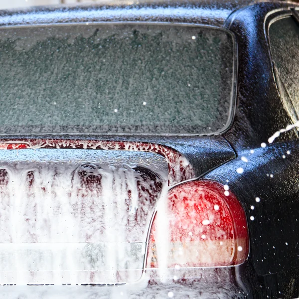 Economisch autoverhuur in een carwash — Stockfoto