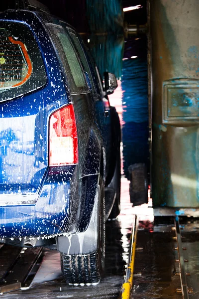 Biler i en bilvask – stockfoto