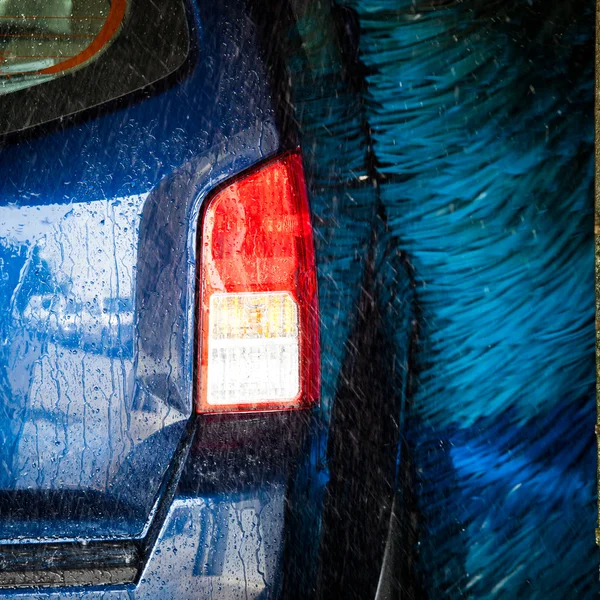 Bilar i en biltvätt — Stockfoto